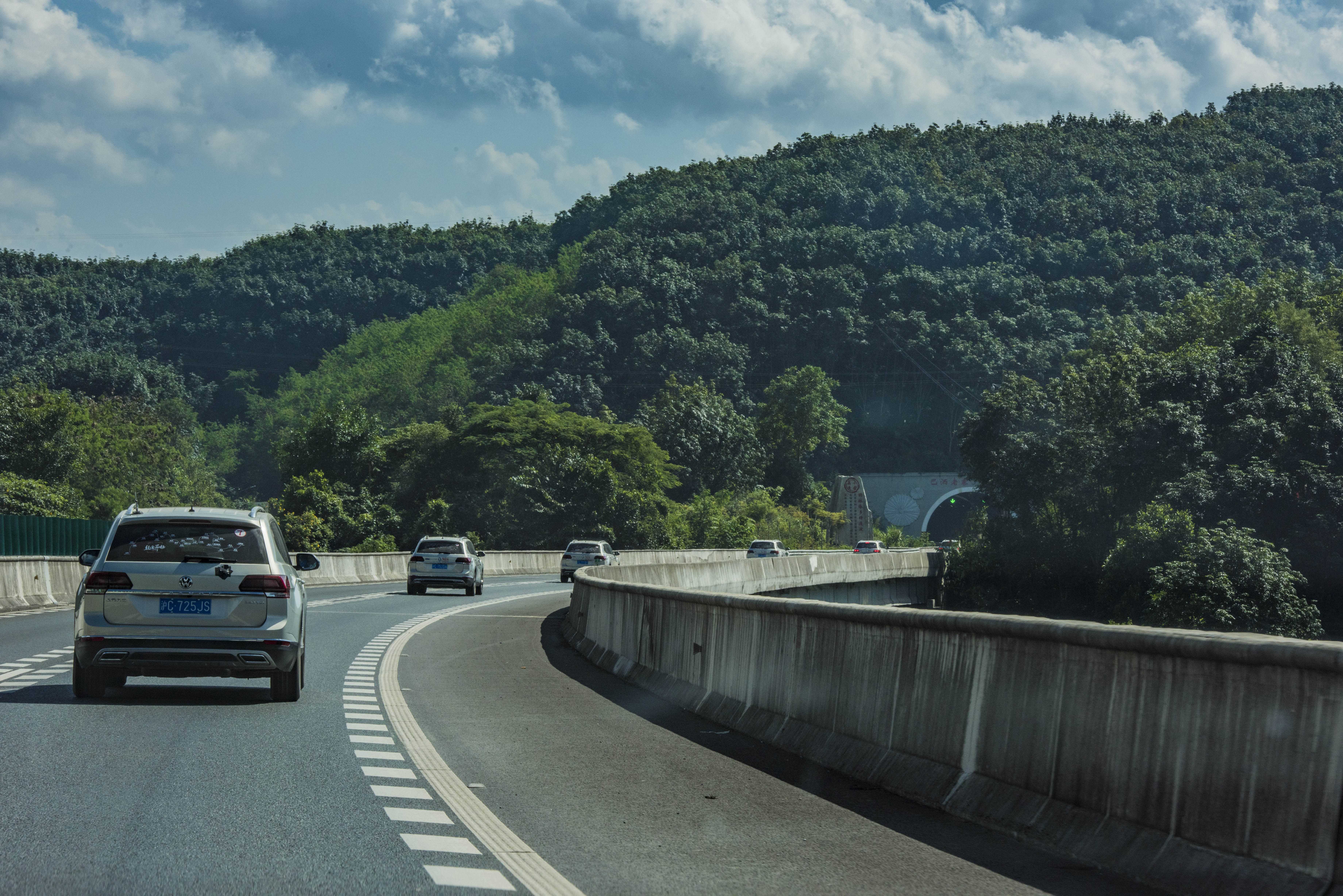 过了边境线的人,过了国境线再走多长公里出国