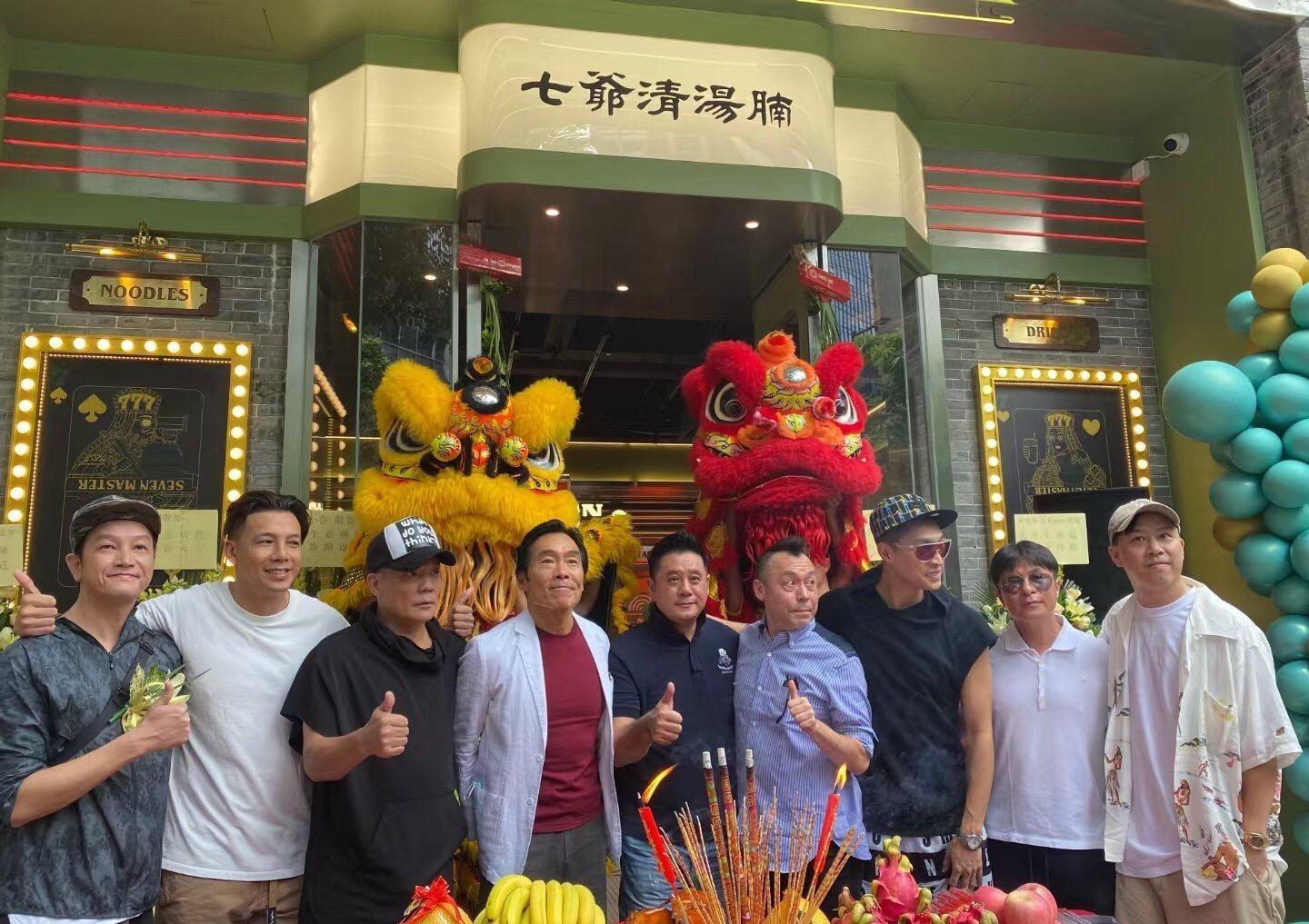 陈小春新店开业，港圈“大佬”齐捧场，60岁程东祭祖归来精神好