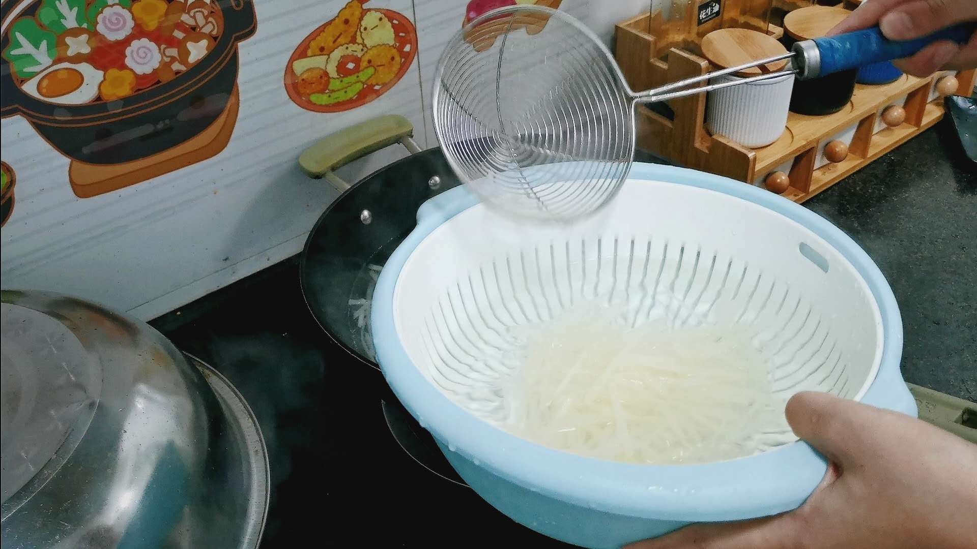 炒土豆丝要不要用开水焯一下,炒土豆丝要不要开水焯水