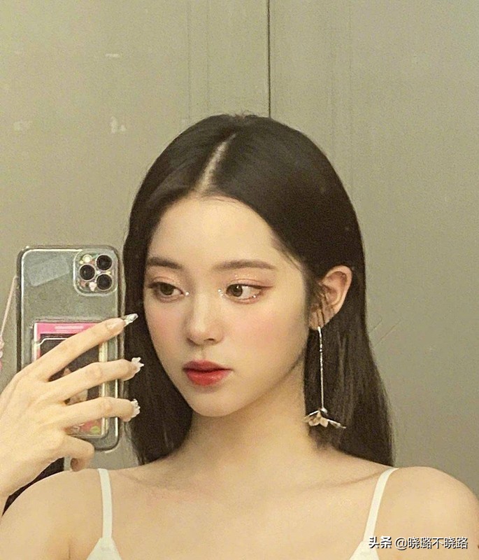 女人40岁以后还是化点淡妆好看,皮肤偏白适合怎么化淡妆