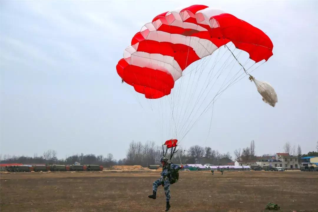 中国空降兵雷神出击,雷神特种兵出击