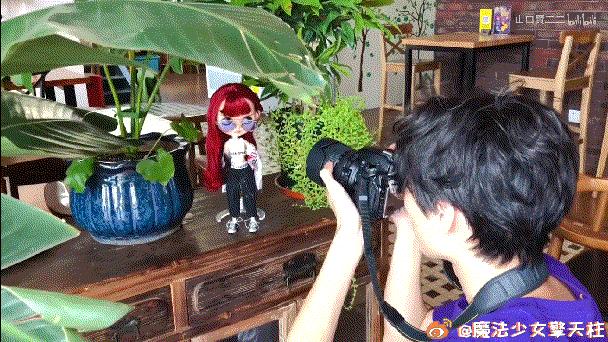 邮费都砍价的年轻人，竟给自己的娃娃穿上奢侈品