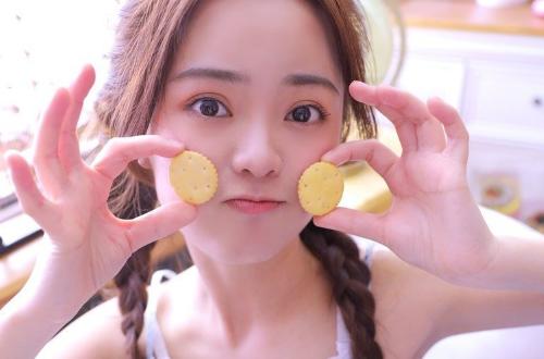 恋爱中男女的剪刀石头布,外国石头剪刀布接吻视频