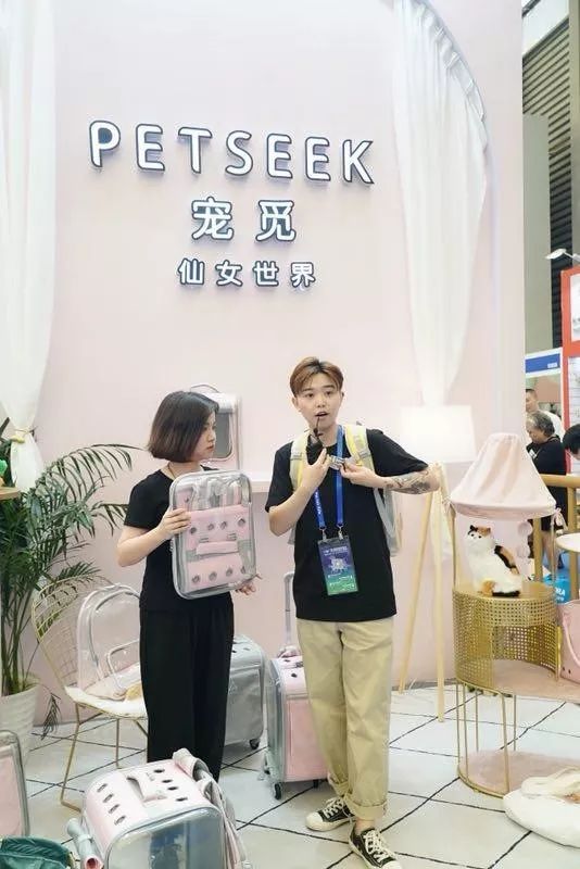 90后女孩直播卖农产品,00后美女吃美食直播