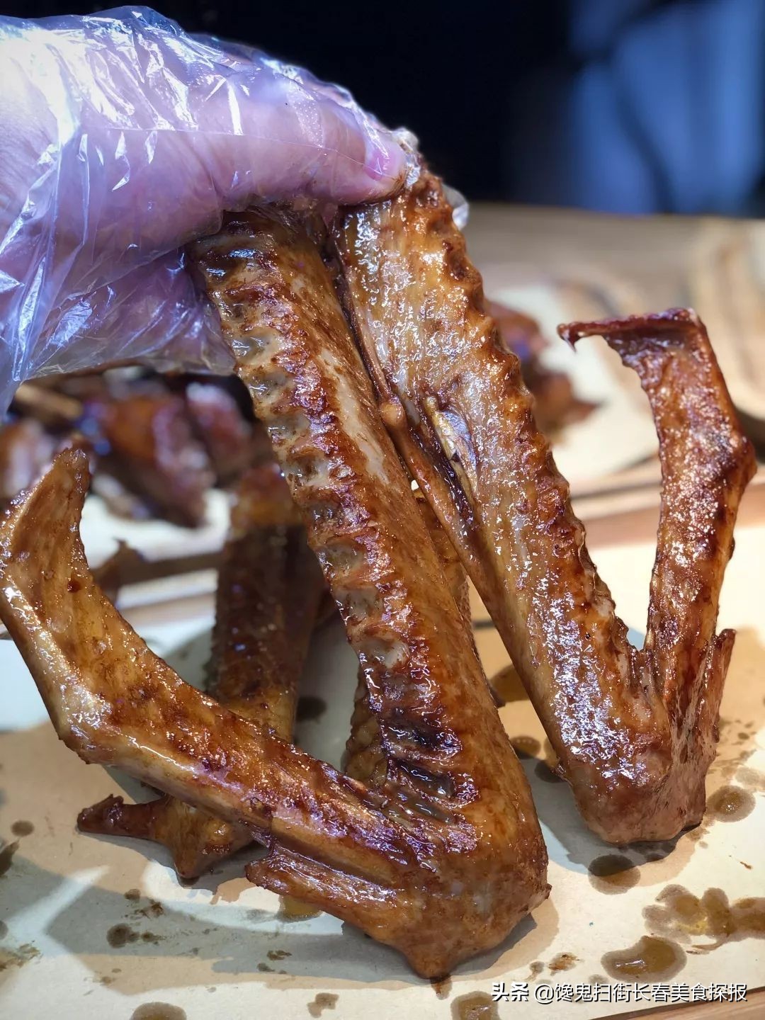 二道老厂区奇店。鹅的一切，全都炭火烤。烤鹅脖大锤抡