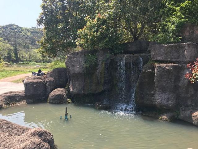 典型的丹霞地貌有碧水丹山之美誉,俯瞰丹霞地貌鬼斧神工令人惊叹