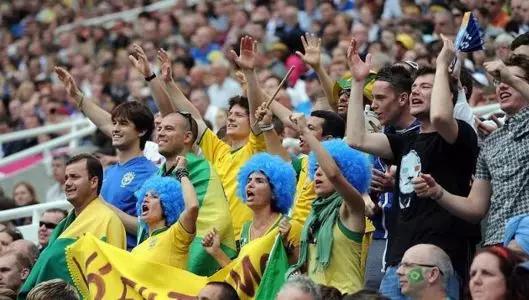 别老盯着各路球星，TCL把美洲杯足球赛的激情带到了机场