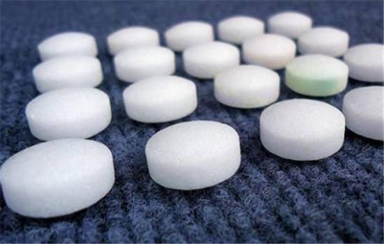 5岁男童误食樟脑球民警紧急救援,小孩子误食樟脑球如何洗胃