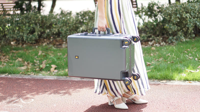 粗铝框设计，TSA密码锁，地平线8号行李箱，出差旅行好伙伴