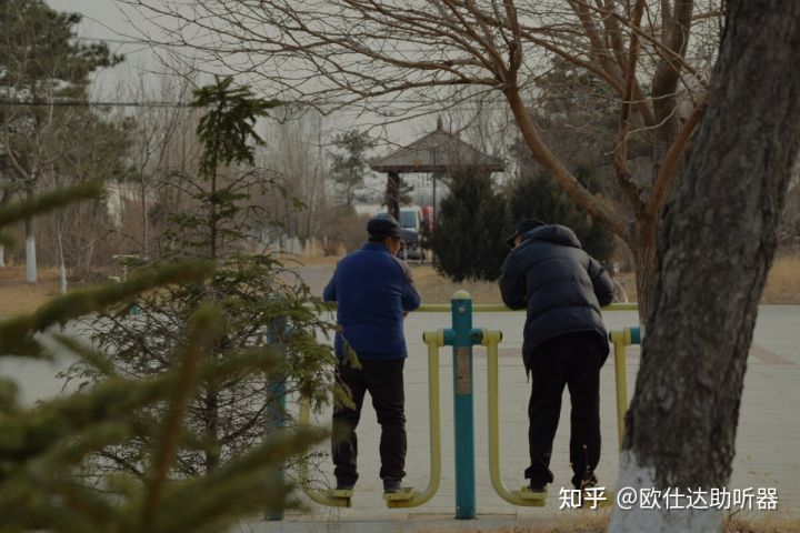 40岁听力在多少分贝,耳聋40-50分贝戴助听器有用吗