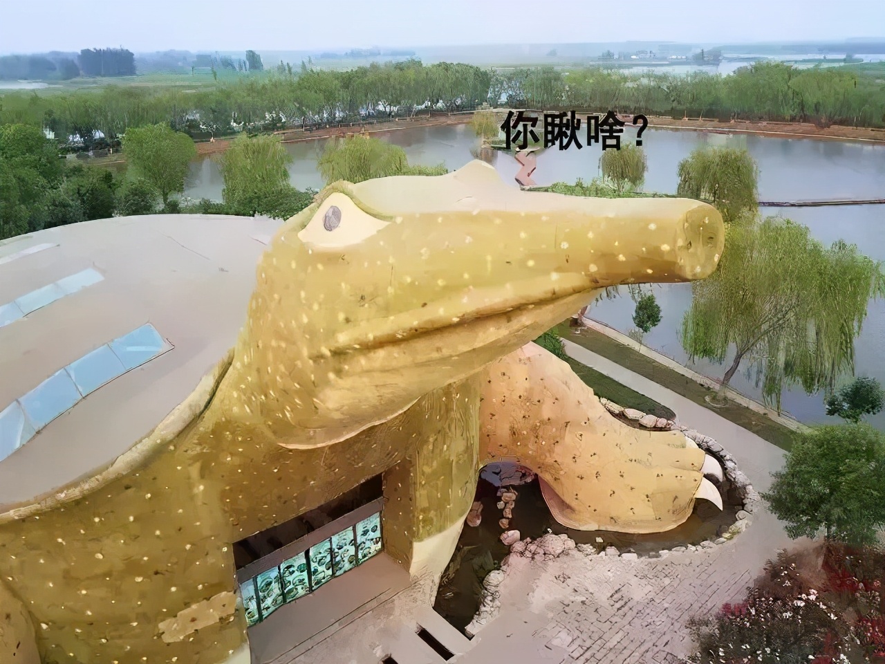 从荆州关公到贵州女神：中国建筑为啥越建越大、越建越土？