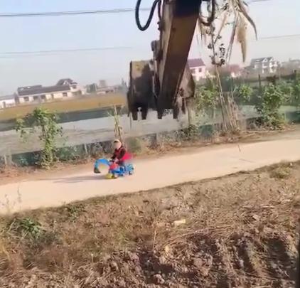 小男孩在工地开挖机,工地小男孩开着挖掘机