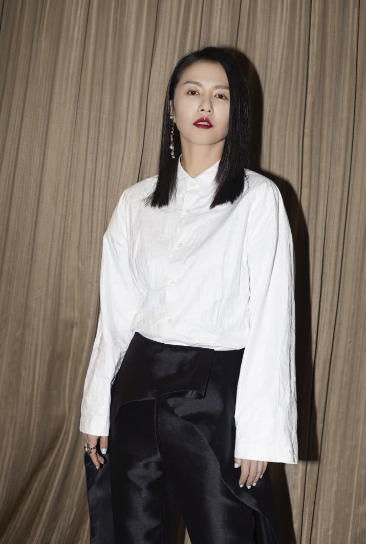 谭维维穿高跟鞋长裙,谭维维穿高跟鞋有多高