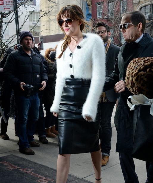 皮肤黑黄的女生穿什么颜色好看,颜值高的女人发色