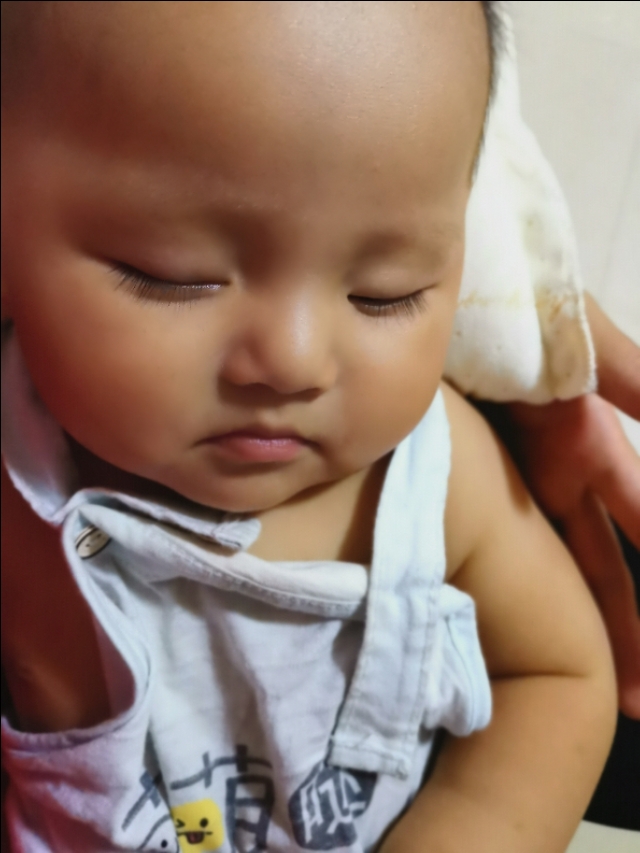 8个月宝宝头型睡偏了怎么纠正,8个月宝宝头型扁了如何纠正