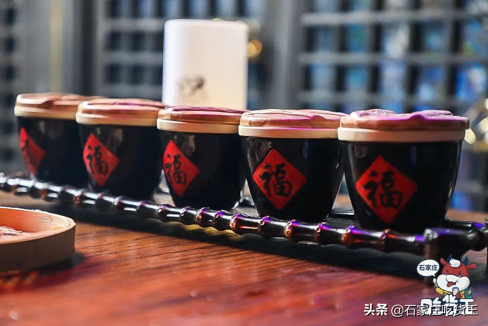 成都贰麻酒馆点啥酒,成都爆火的贰麻酒馆携手泸州老窖
