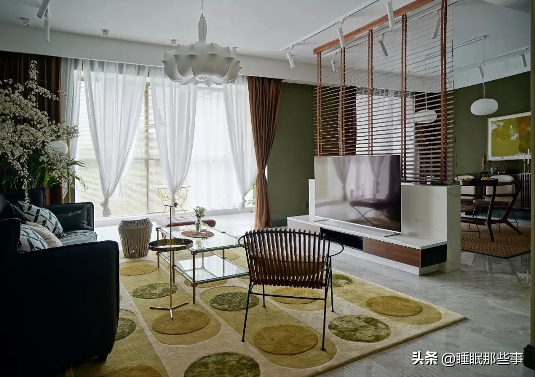 看了一眼她家的绿墙,我觉得我家还可以再抢救一下