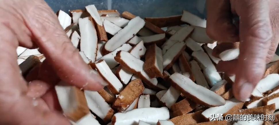 大爷在路边摆摊卖自制小吃,60岁大爷深夜摆摊卖小吃