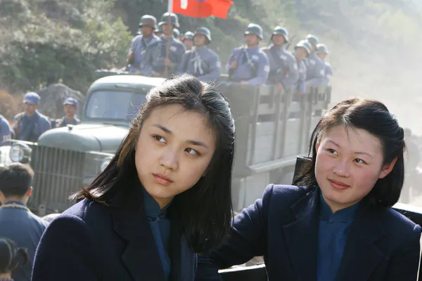 重看《色戒》，四个吸烟镜头，完美诠释出王佳芝的成长与挣扎