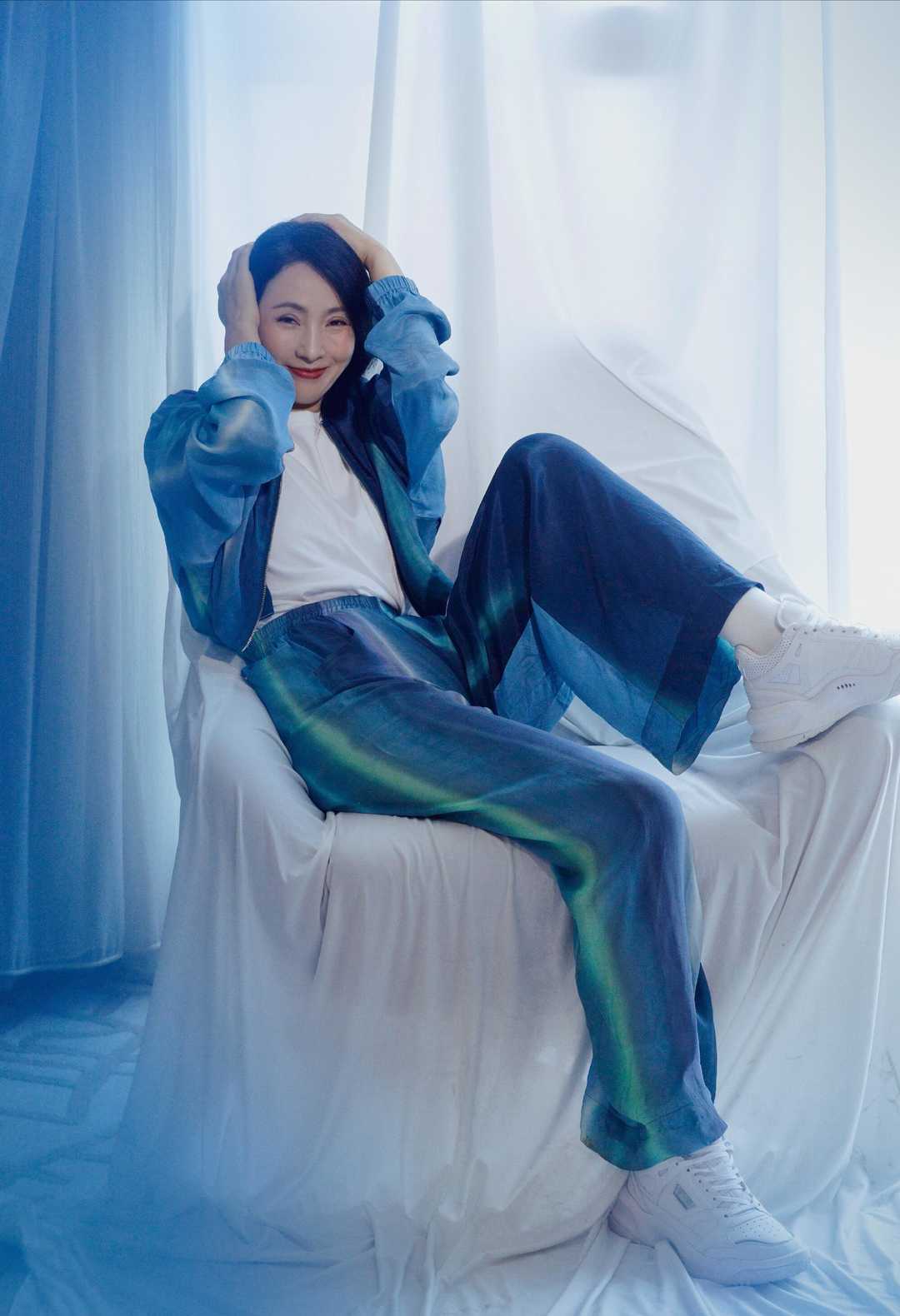 陶虹穿粉红裙很美,陶虹身穿流苏白裙气质十足