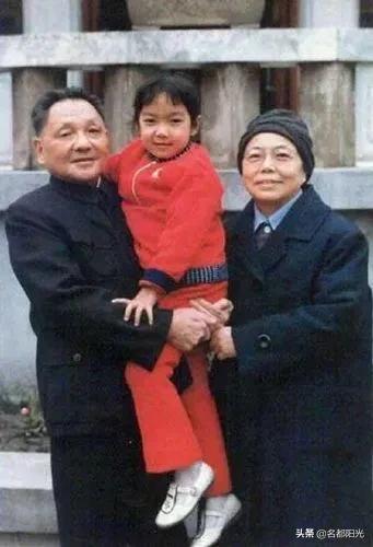 *小平邓**的历史贡献和最可贵的精神财富