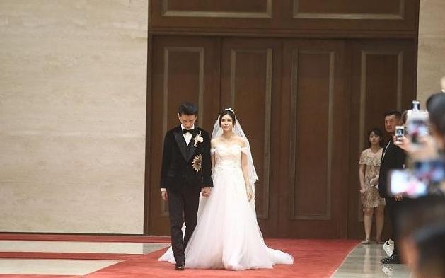 结婚宴席上婆婆羞辱亲家,婚礼上公婆看不起亲家直接打起来