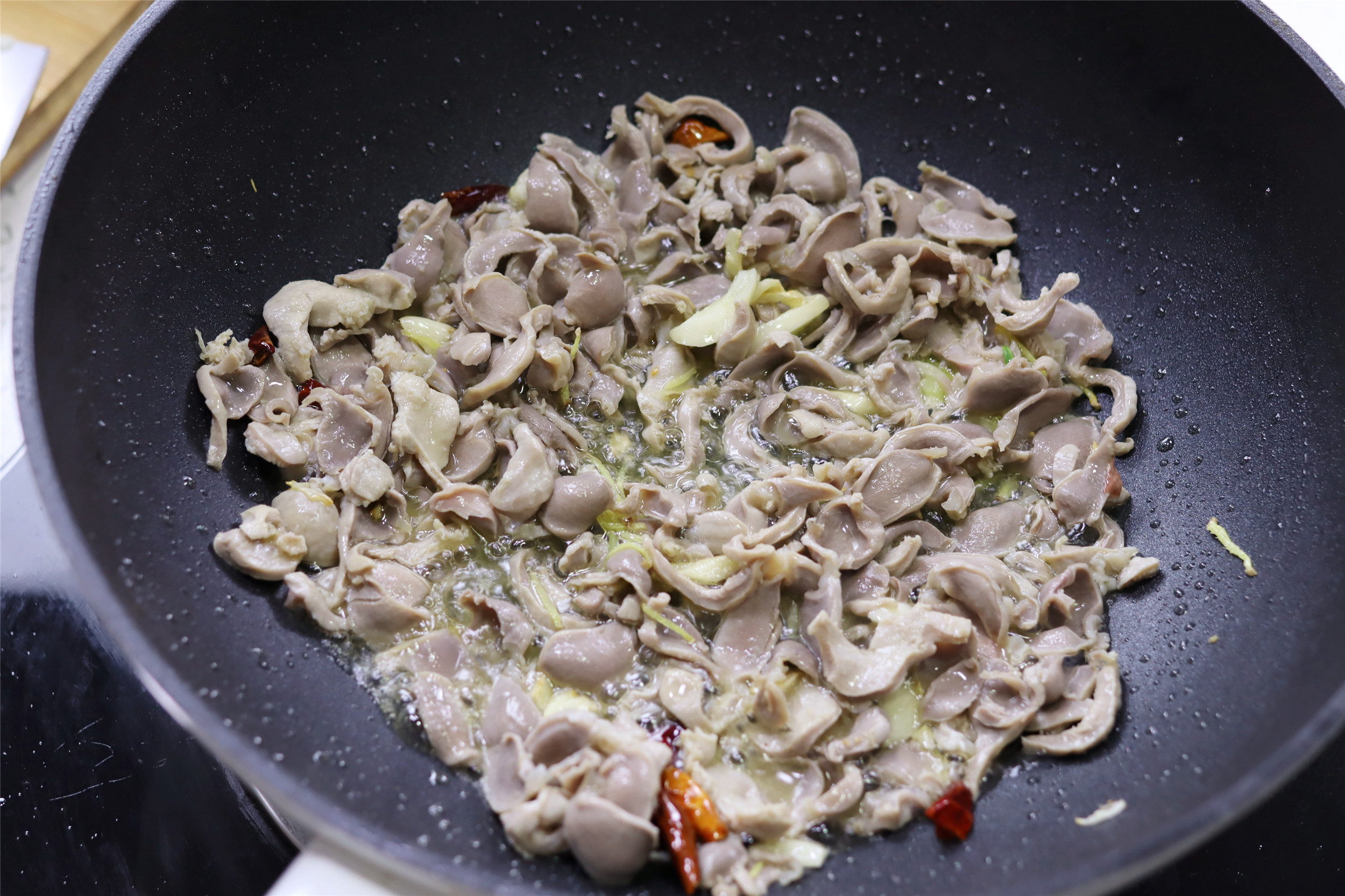 炒鸡胗放不放料酒,炒鸡胗是焯水还是不焯水