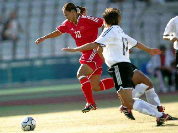 中国女足队长6块腹肌引围观,中国女足秀腹肌白斩鸡