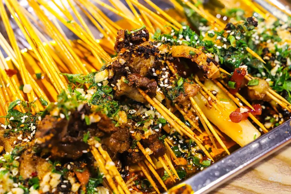 这家国潮网红串串落地襄阳啦，你只管拿串不用涮可以直接开吃