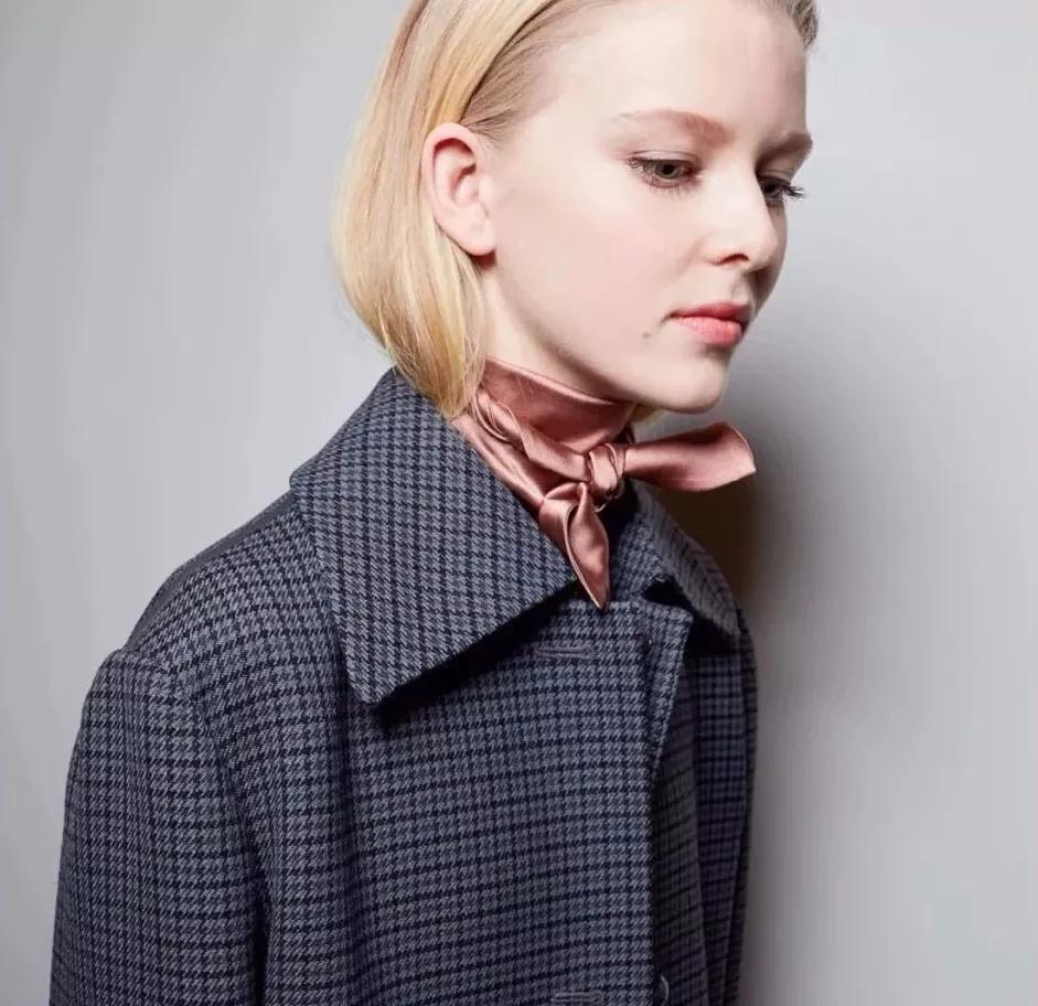 一条方丝巾怎么穿出时尚,素色丝巾的系法大全简单又好看