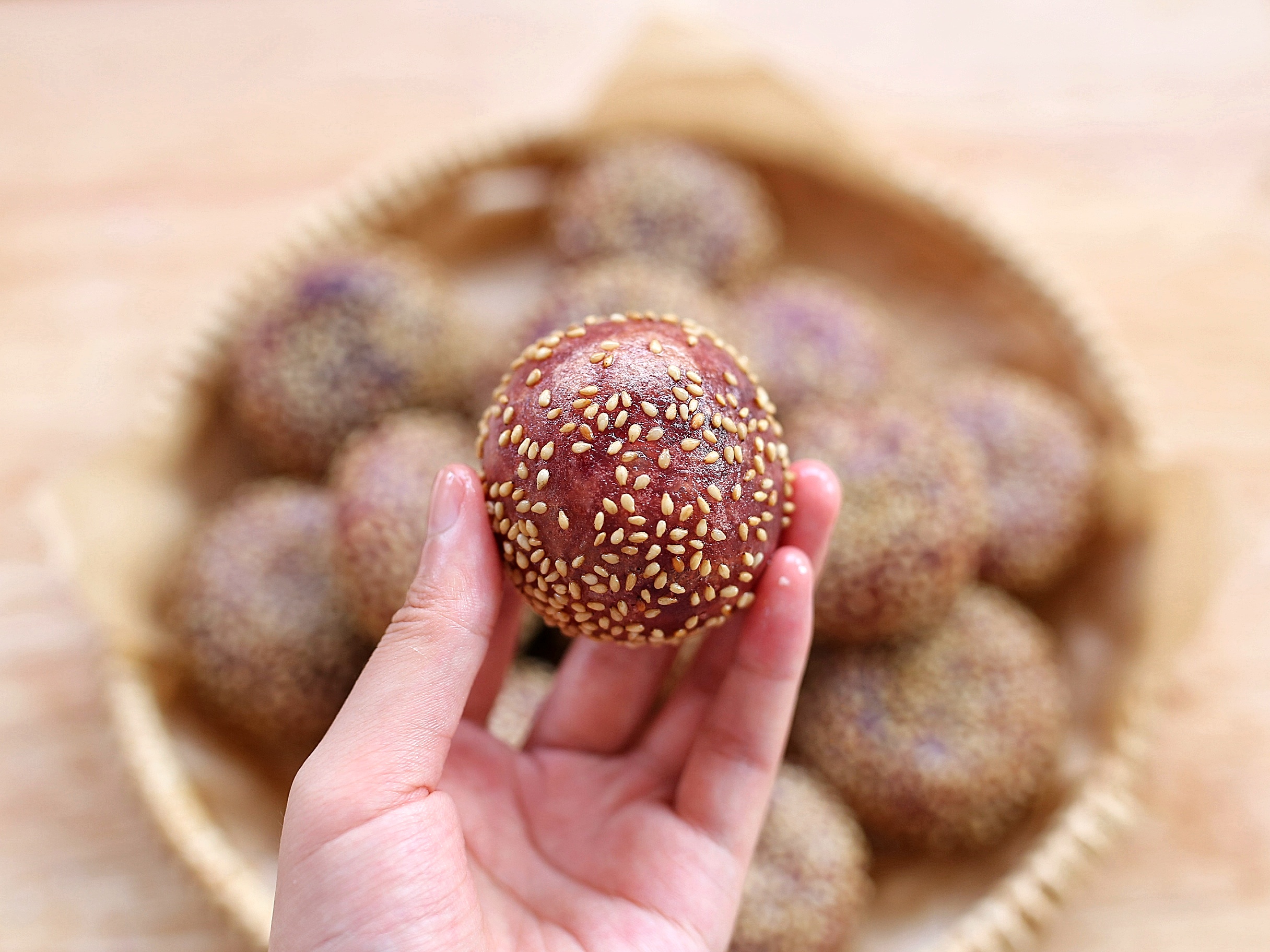 空心大麻球的炸制过程关键是什么,麻球怎么炸才又大又松又不瘪