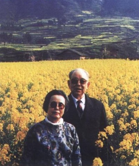 开国中将闻妻牺牲，另娶他人，解放后“亡妻”找上门，破镜重圆？