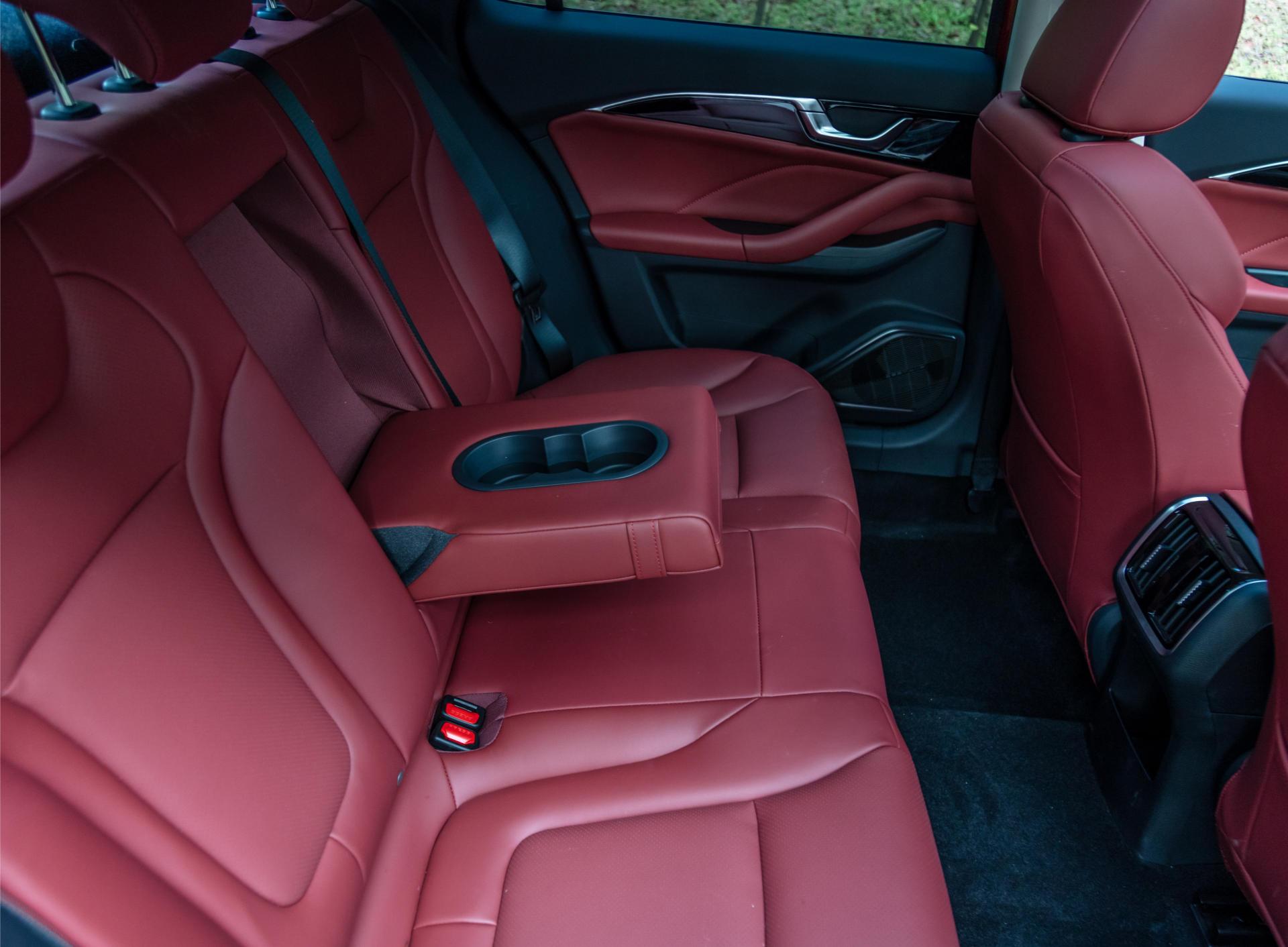 奔腾b70最新款的车主感受,春季车展第四代奔腾b70