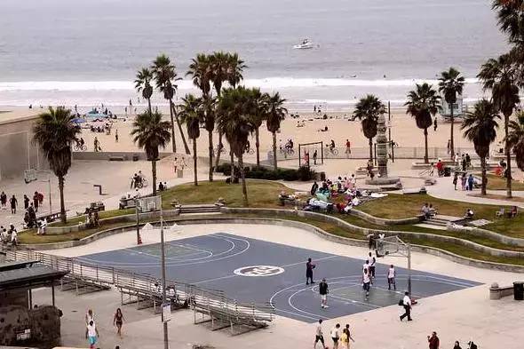 能在这种地方打一场球,是多少篮球狗的梦想