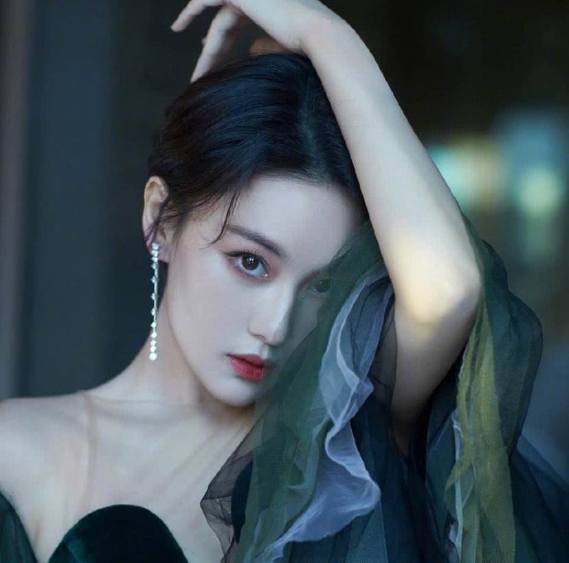 张馨予帽子造型,张馨予戴草帽玩特效自拍超接地气