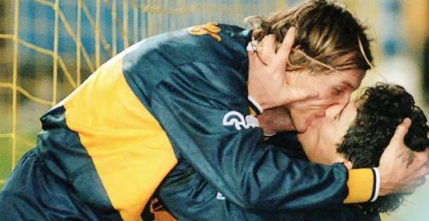 足球天才降临阿根廷，曾遗憾错失世界杯，疯狂激吻男队友！