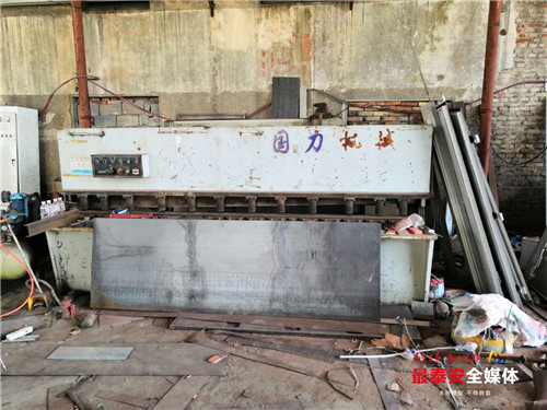 独家|专门生产超重超长不合格货箱*安泰**一货运车辆非法改装窝点被交警部门“一锅端”