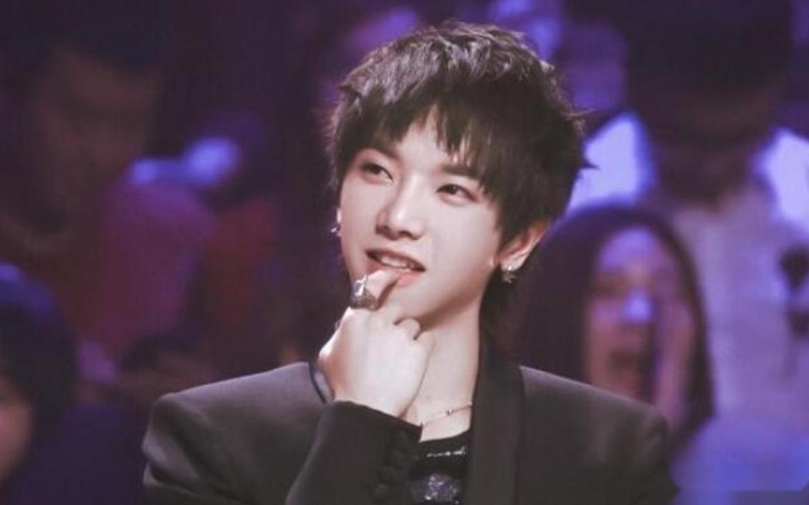 华晨宇整容风波后毫发无伤，公开露面参加活动，他该给吴亦凡打钱