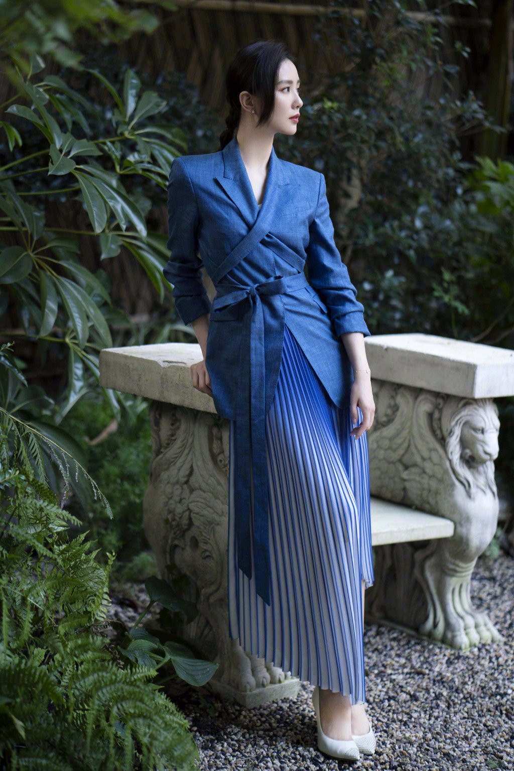 徐洁儿穿条纹裙子的视频,徐洁儿黑白刺绣裙