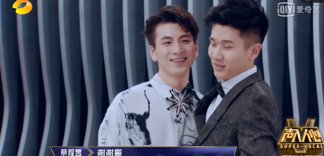 一开始我以为爱上了实力派，没想到他们还全是梗王