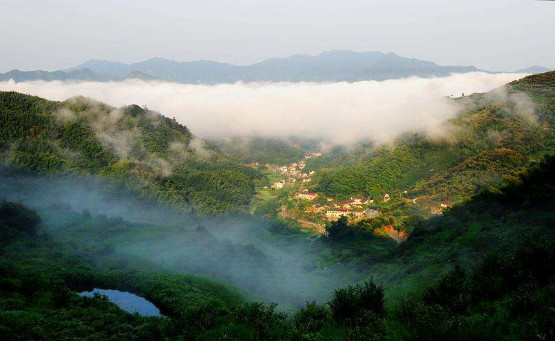210米的地下轰隆几声闷响,一条水龙从井口呼啸而出!