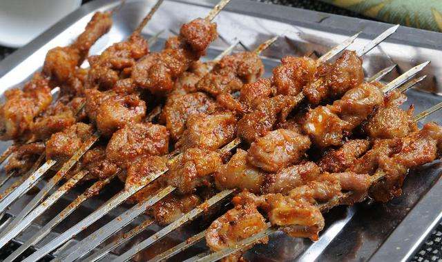 街道边五块钱一串的羊肉串靠谱吗,街边羊肉串10块5串是真的吗