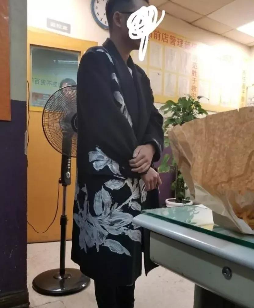 男扮女装偷拍被抓现场,男扮女装躲女厕被抓