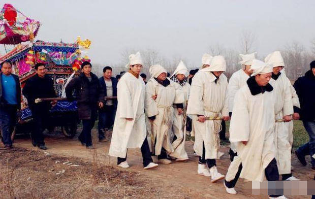 路上遇人抬棺材有什么禁忌,开车遇到抬棺材人应该怎么办