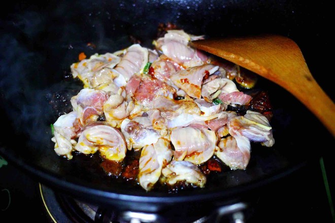 鸡胗炒鸡胗需要焯水吗,炒鸡胗用不用先煮熟