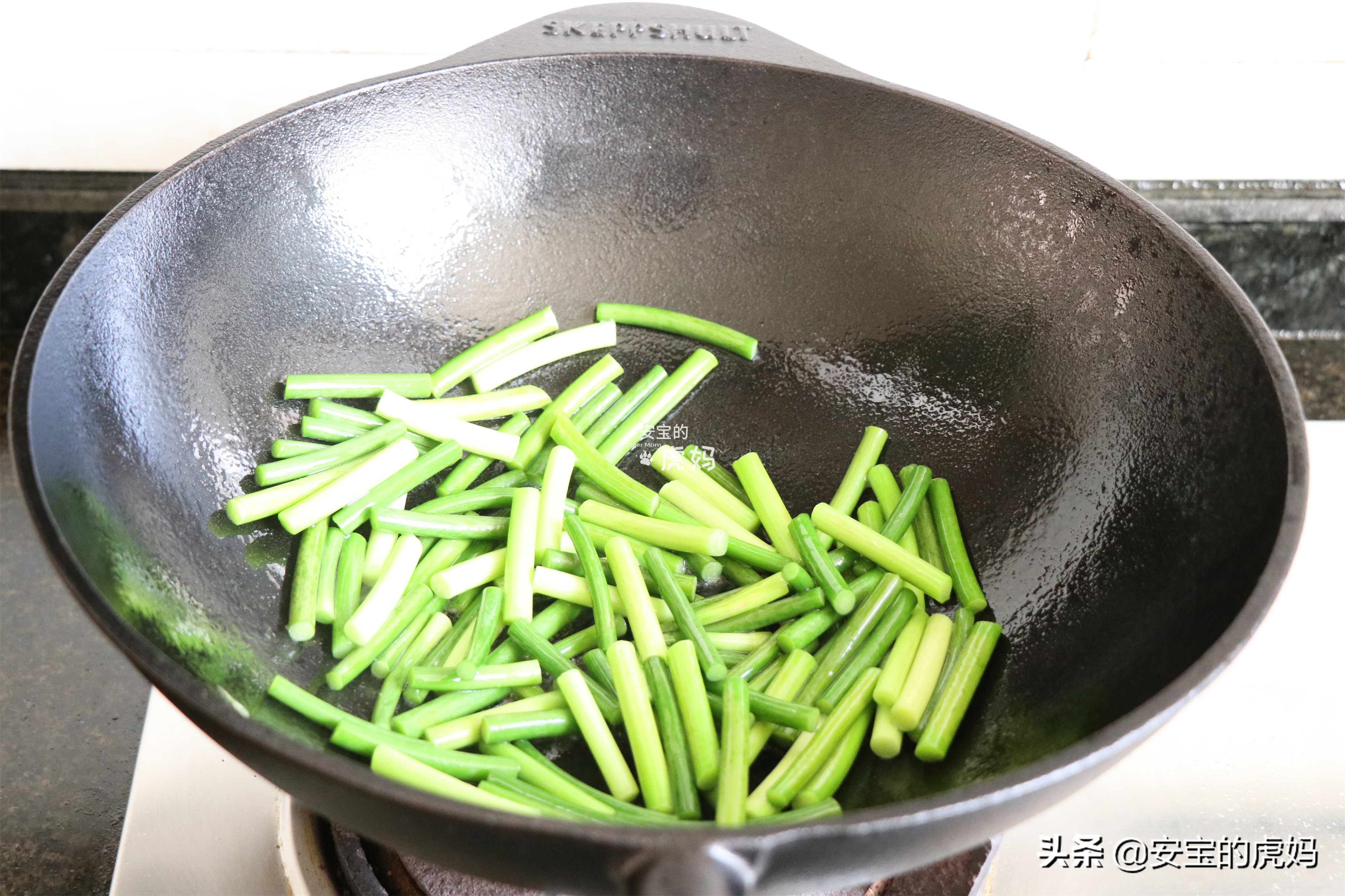 无涂层铁锅怎么养锅,铸铁铁锅怎么养锅才不粘锅