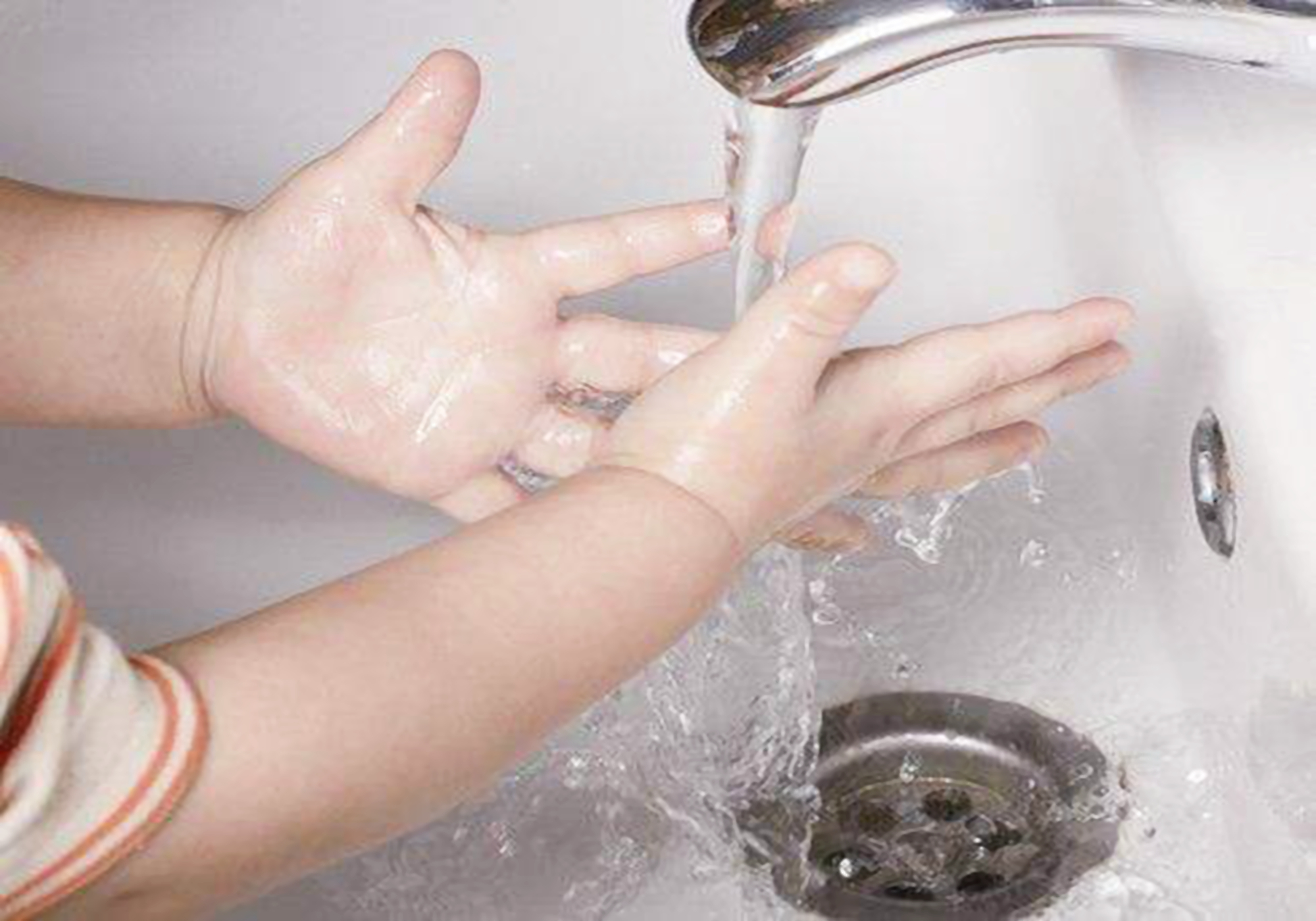 爸爸上厕所没锁门，女儿模仿学会了“掏裤裆”，几天后住了院