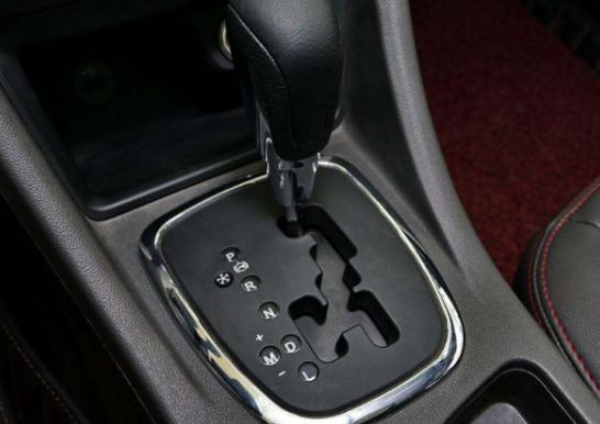 自动挡车爬坡老司机都用这个功能,自动挡老司机开手动挡