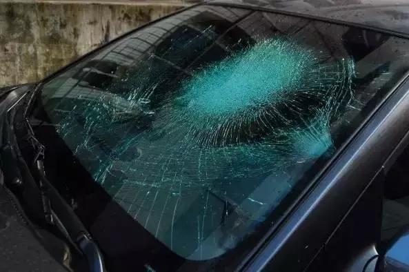 车撞了人了怎么处理最好,车撞了一下怎么报保险