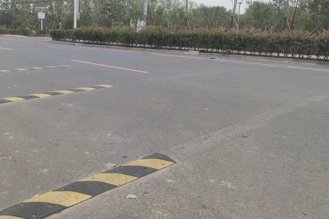 成排钢钉裸露减速带成暗器